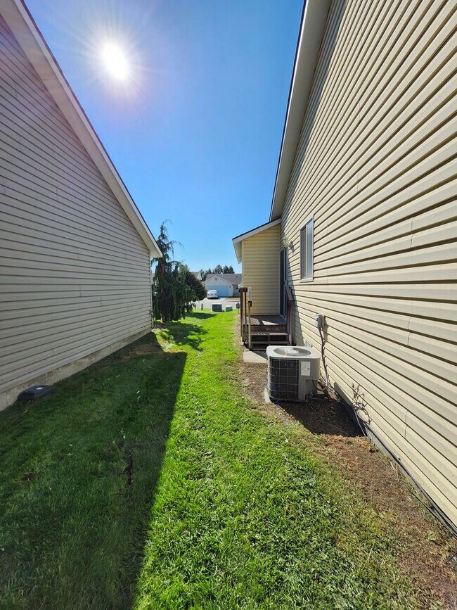 Building Photo - 7815 Deschutes Dr