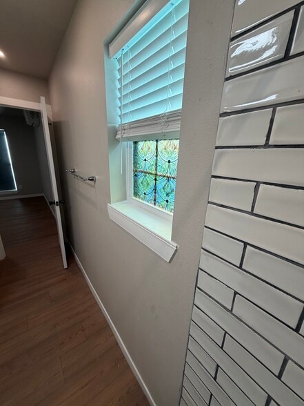 Building Photo - 833 W Stone St