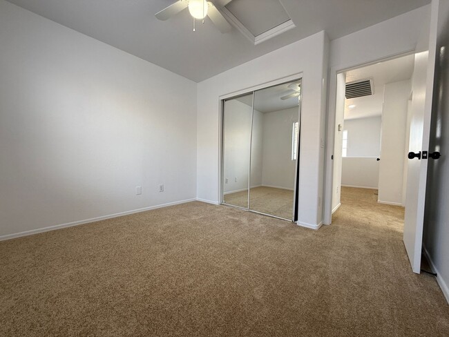 Building Photo - 51st Ave and Broadway, 3 bed, 2.5 bath, Fr...