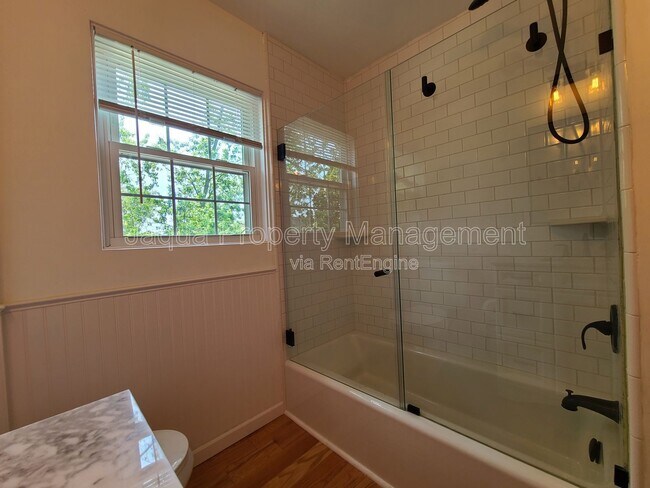 Building Photo - 547 Archer Ave