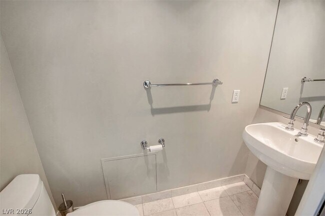 Building Photo - 222 Karen Ave