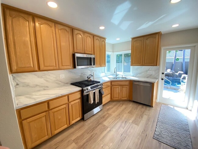 Building Photo - Beautifully Remodeled 3 Bedroom Naples Hou...