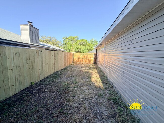 Building Photo - Charming 3-Bedroom Home in Elliott Point, Fort Walton Beach!
