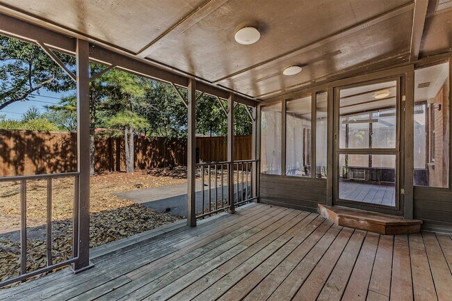 Building Photo - 1351 Dell Oak Dr