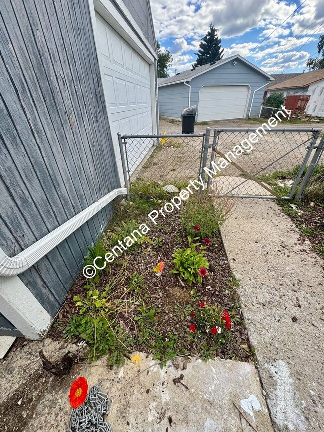 Building Photo - 3 Bed 1 Bath located on the flats