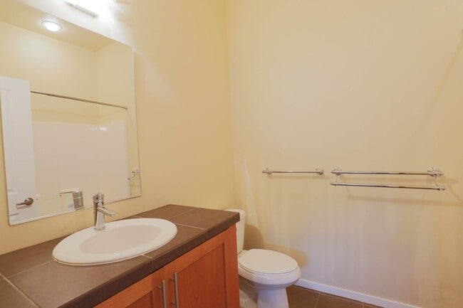 Building Photo - Spacious 3BR/3.5BA Townhome in Desirable E...