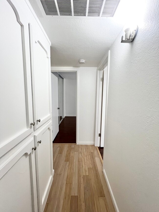 Building Photo - Spacious and recently remodeled 2 bedroom 1 bathroom duplex!