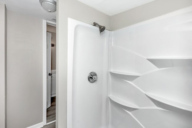 Building Photo - 1707 Buena Vista Cir SE