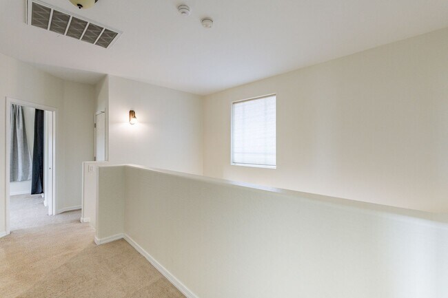 Building Photo - Spacious 4 Bed 2.5 Ba in Gated Community