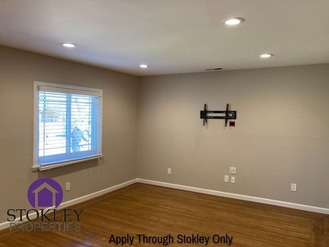 Building Photo - 2438 Upland Dr