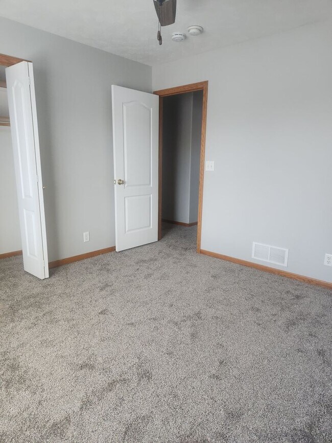 Building Photo - South Lincoln Townhouse with 4 bedrooms, 2 1/2 baths, and 2 stall garage.