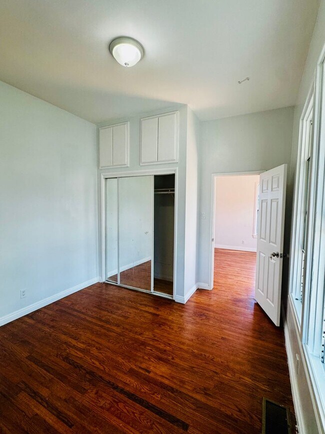 Building Photo - Two Bedroom Home with Enclosed Yard for Re...