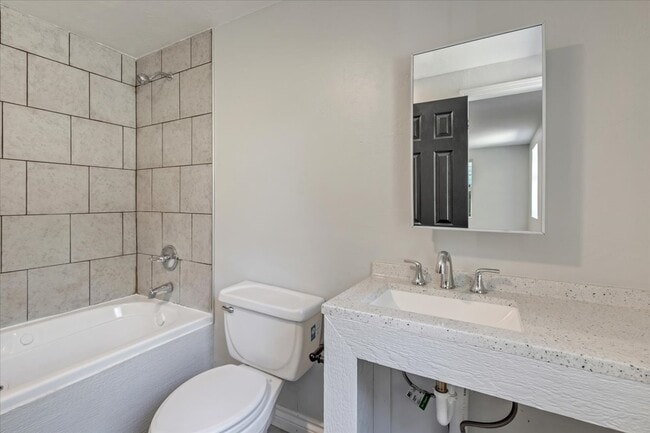 Building Photo - 4604 N Rockwell Ave