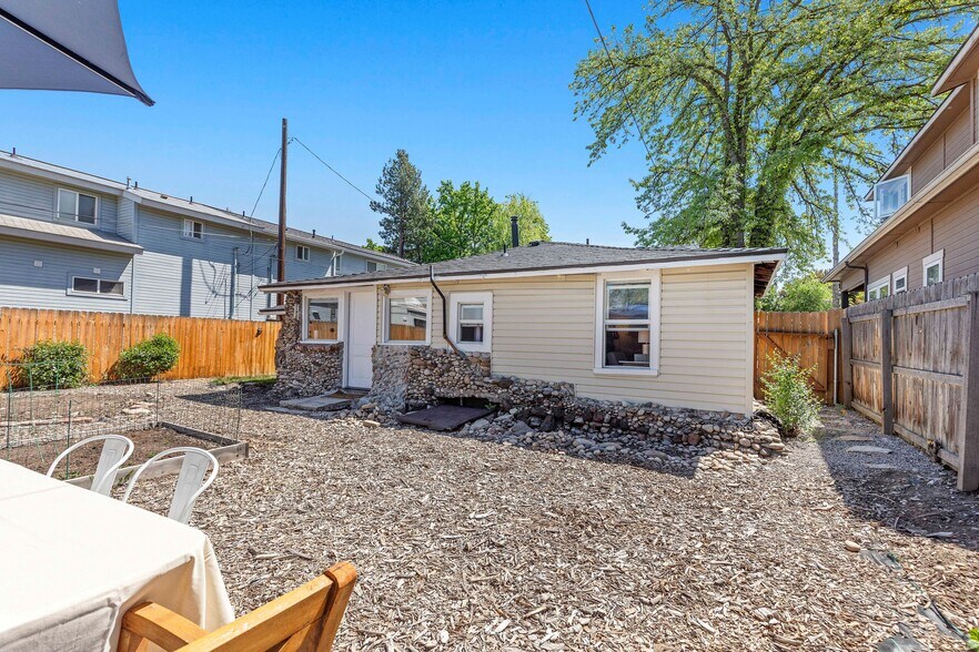 Building Photo - 1045 N Clithero Dr