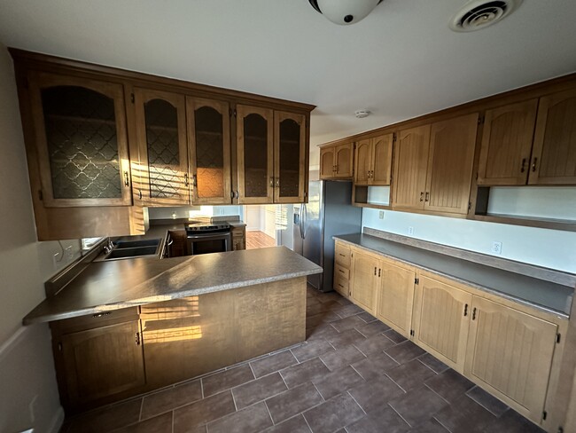 Building Photo - 598 N Trotman Rd