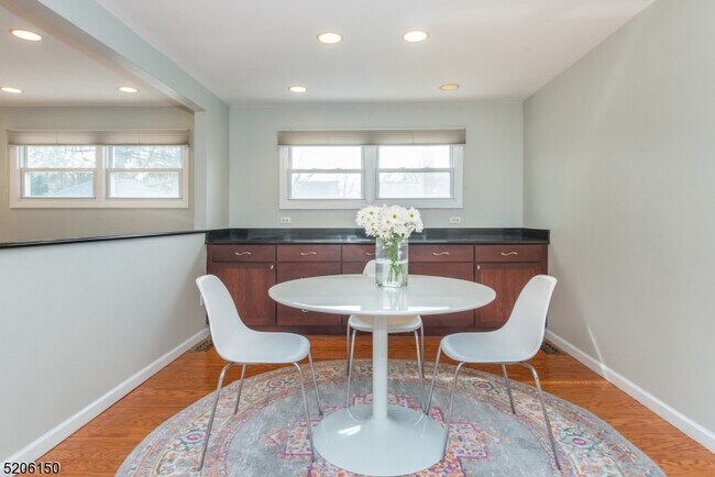 Building Photo - 326 Victor St