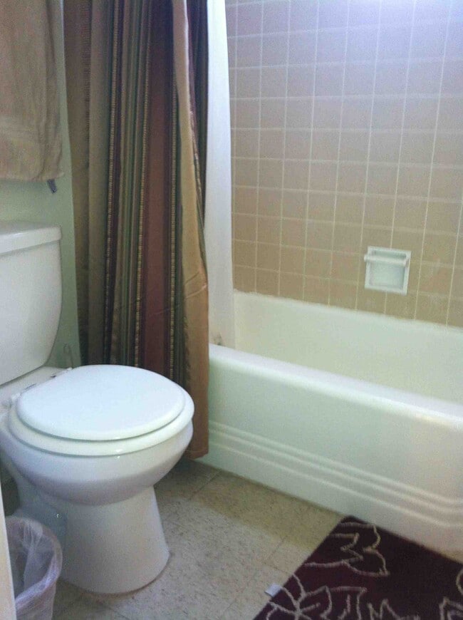 full bath and tub shower - 1514 Penmar Ave