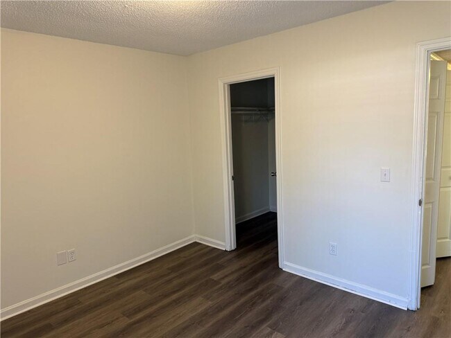 Building Photo - 890 E Cherry St