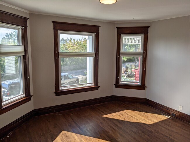 living room - 432 E Reservoir Ave