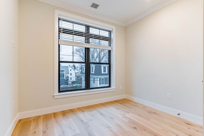 Building Photo - 151 Everett St