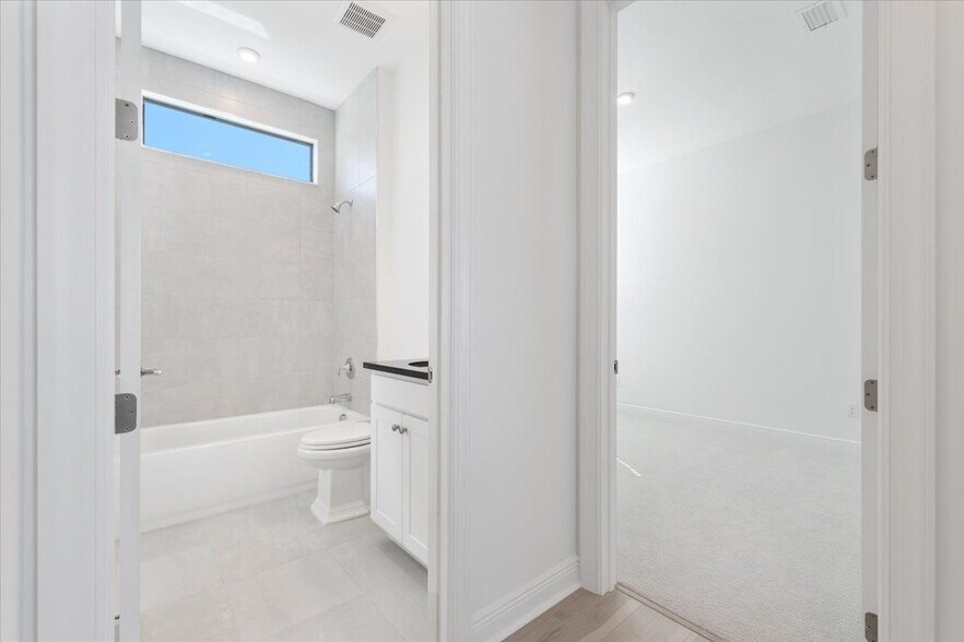 Building Photo - 116 SE Cortile Enza