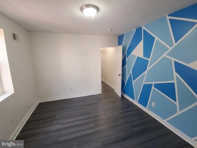 Building Photo - 5751 Larchwood Ave