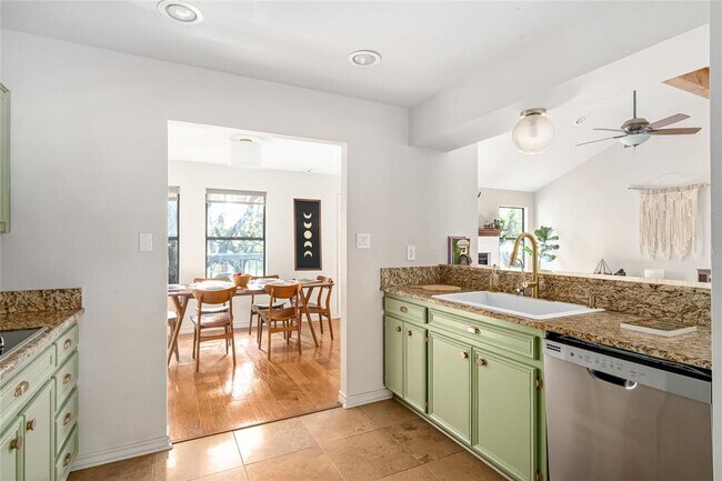 Building Photo - 614 Canyon Rim Dr