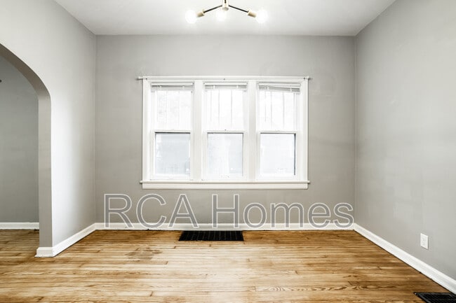 Building Photo - 1046 E Bradbury Ave