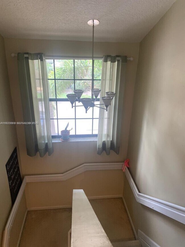 Building Photo - 390 City View Dr