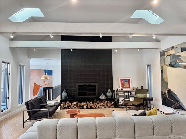 Building Photo - 222 Hurley Rd