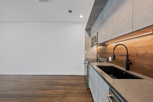 Building Photo - 4315 S Congress Ave