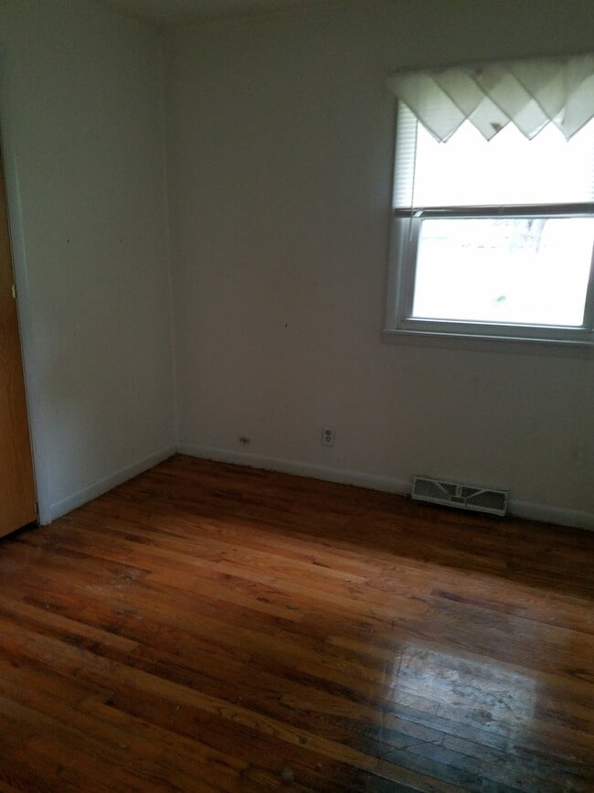 Building Photo - 3bed/1bath in Oakwood