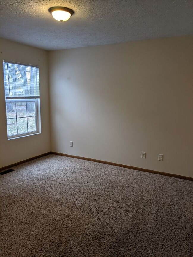 Building Photo - 3 BR, 2 BA home on the northside near shopping