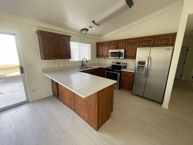 Building Photo - Fresh remodel in quiet neighborhood!  Comm...