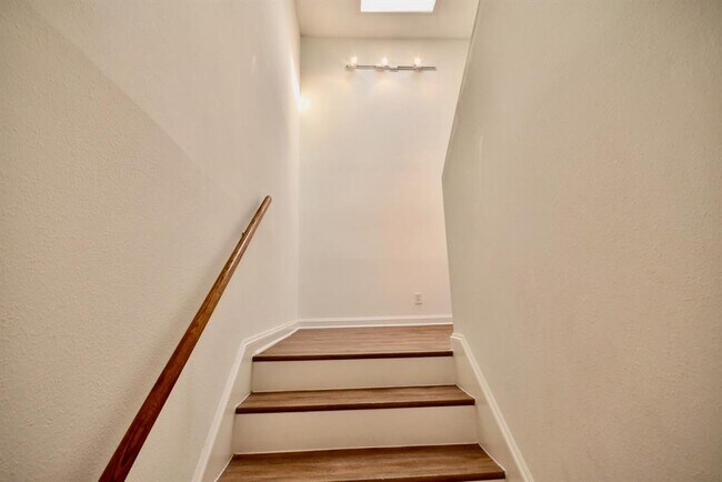 Building Photo - 4404 Basswood Ln