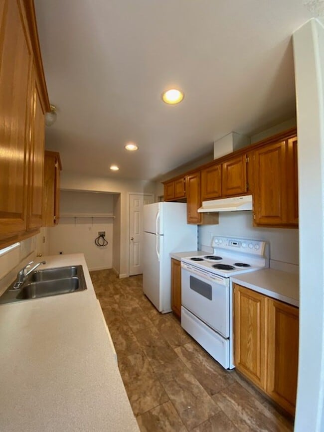 Building Photo - Duplex Close To Downtown!