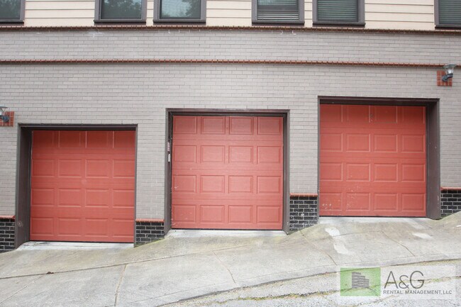 Building Photo - Charming 1-Bedroom Condo with Garage in Prime Goose Hollow Location