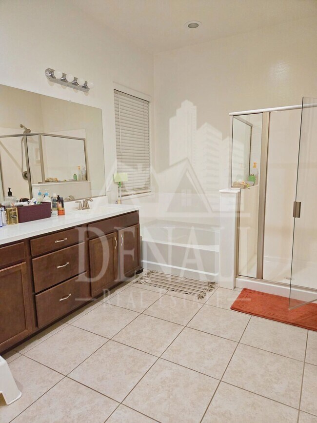 Building Photo - 273 E Lantana Dr