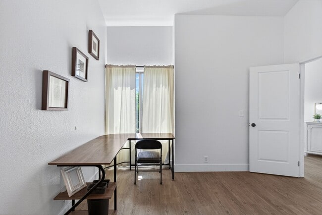 Building Photo - 2 Bedroom Condo for Rent in Redding CA | Pool, Spa, Fireplace, Balcony