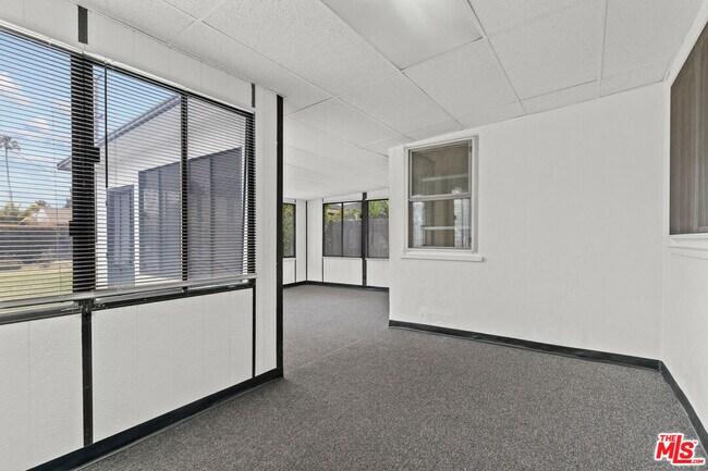 Building Photo - 9829 S 7th Ave