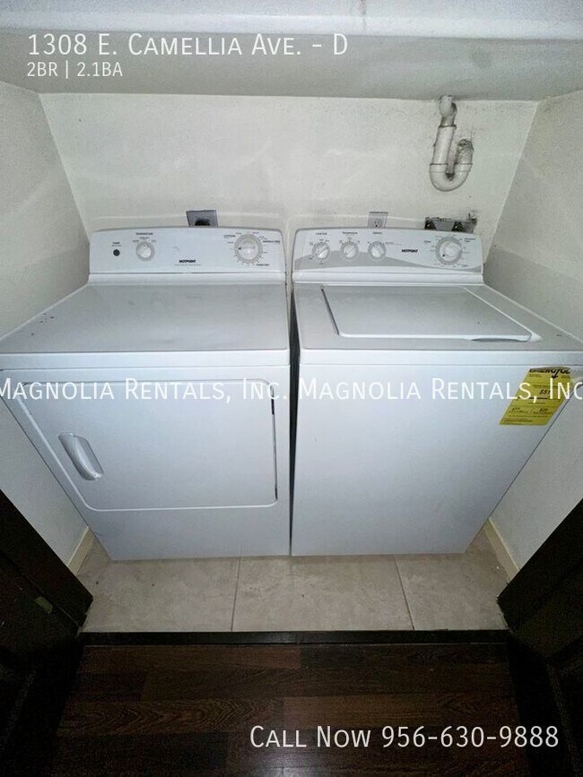 Building Photo - 2 Bed 2 Bath Townhome