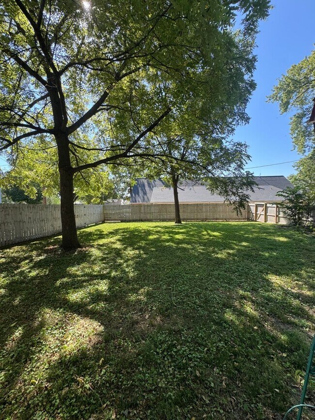 Building Photo - 403 N Linn St