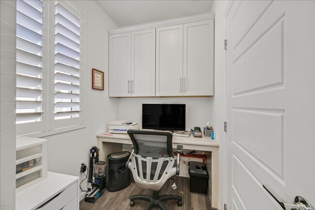 Building Photo - FULLY FURNISHED RENTAL