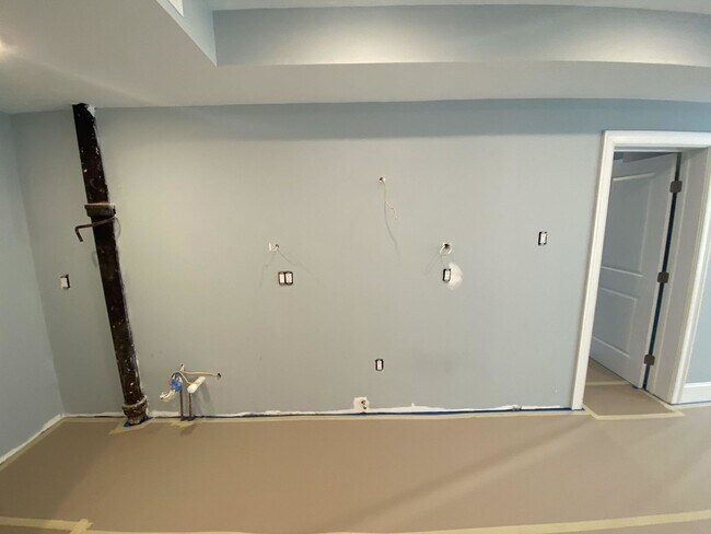 Building Photo - Gorgeous five bedroom