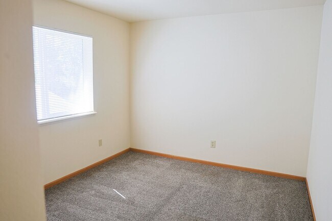 Building Photo - 3-Bedroom With Garage