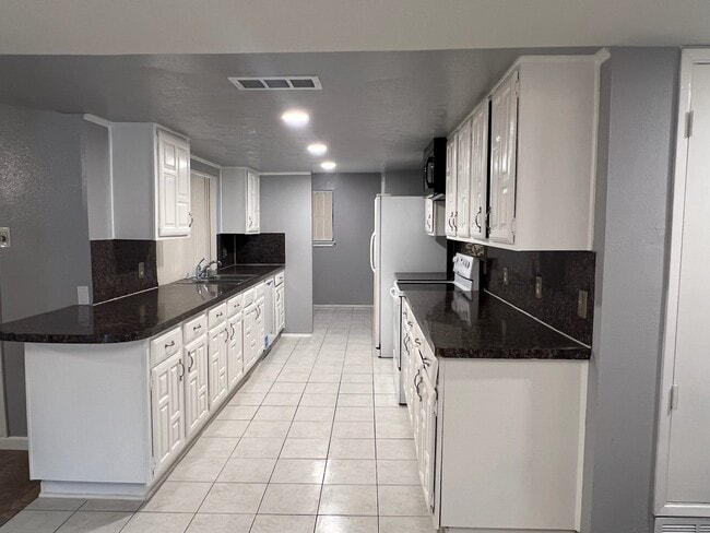 Building Photo - 8103 Edgebrook Forest Ct