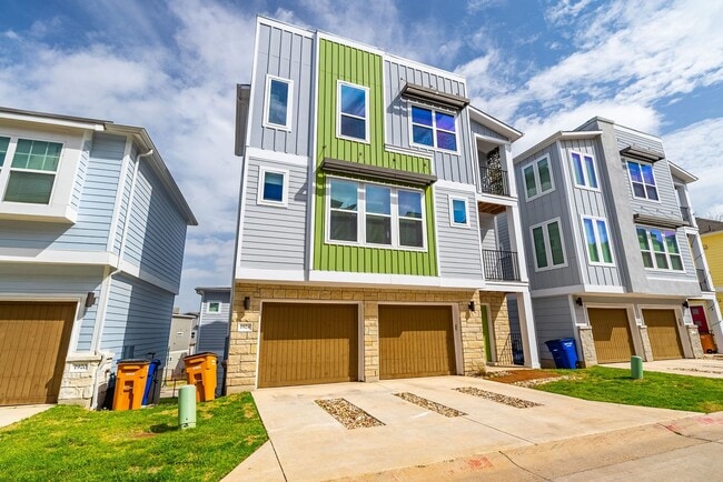 Building Photo - Beautiful 2 bedroom, 2.5 bathroom home in South East Austin!!!