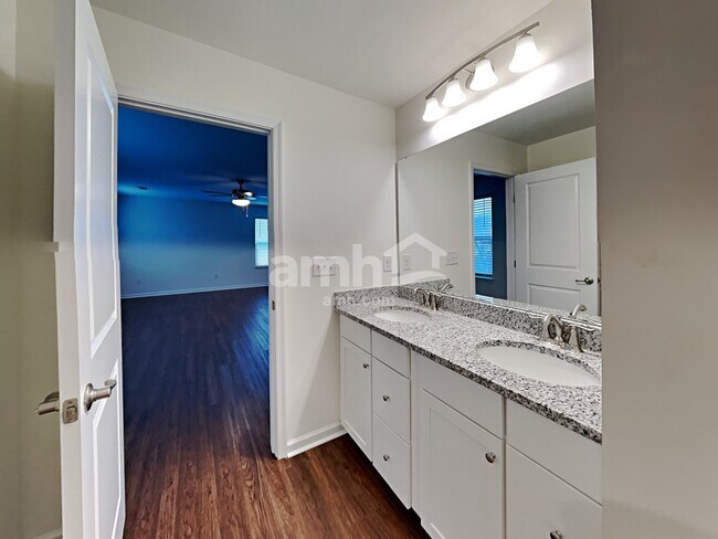 Building Photo - 653 Hamilton Park Dr