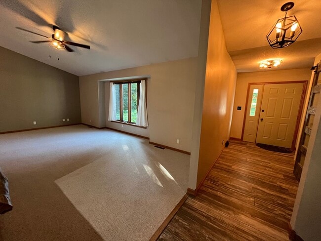 Building Photo - Beautiful 4 Bedroom 3 Bath Home in Cloquet...
