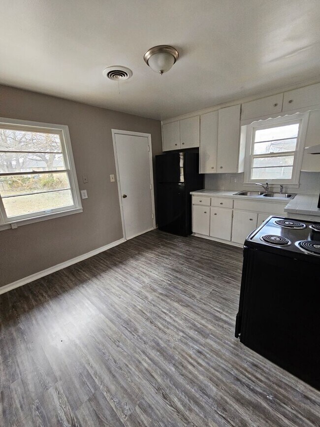 Building Photo - 4 Bedroom House Available now in Midwest City